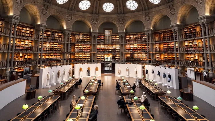 SANDRO在法國國家圖書館Richelieu分館發佈2026春夏系列。品牌提供