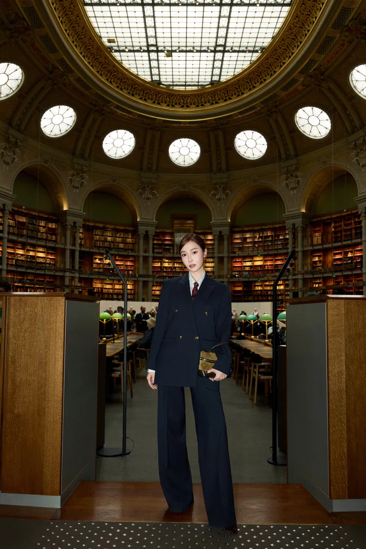 Jessica選穿海軍藍條紋西裝套裝。品牌提供