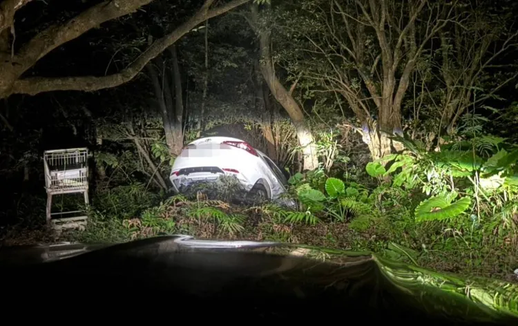 嫌犯竟把車輛丟棄在基隆山區。警方提供