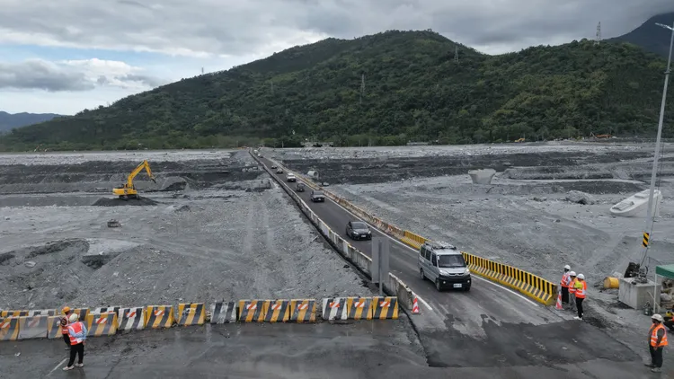 馬太鞍溪橋第一階段的涵管便道通車目標已完成，後續第二階段鋼便橋將於10月15日起進場施工，預計明年1月底前完成。公路局提供