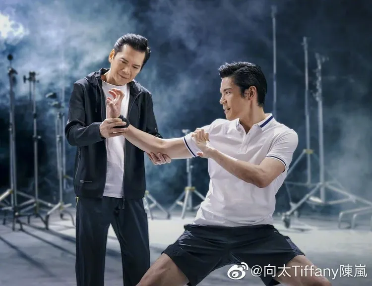 向佐（右）長大跟爸爸向華強一起拍廣告。翻攝向太微博