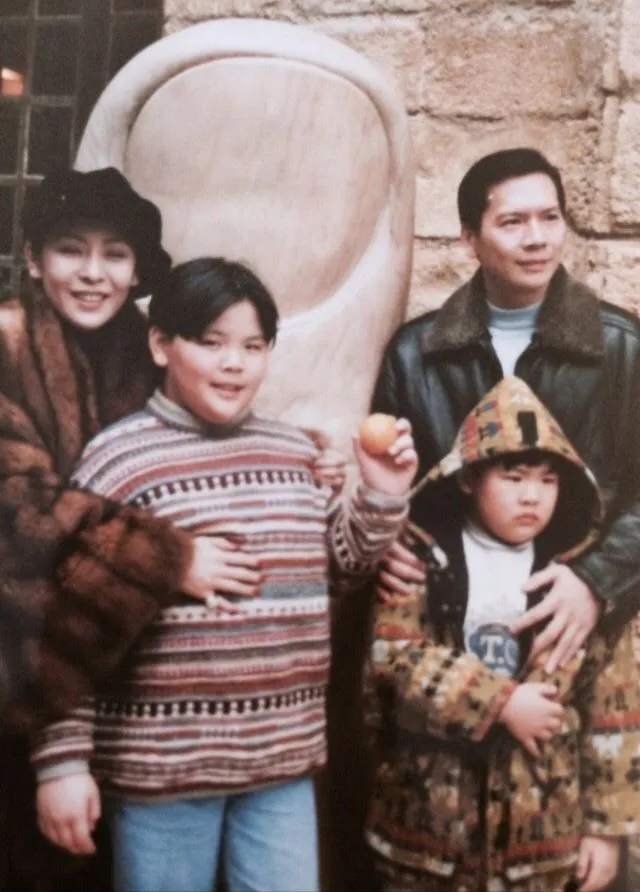 向华强(右)和太太陈岚(左)育有两个儿子。翻摄向太微博