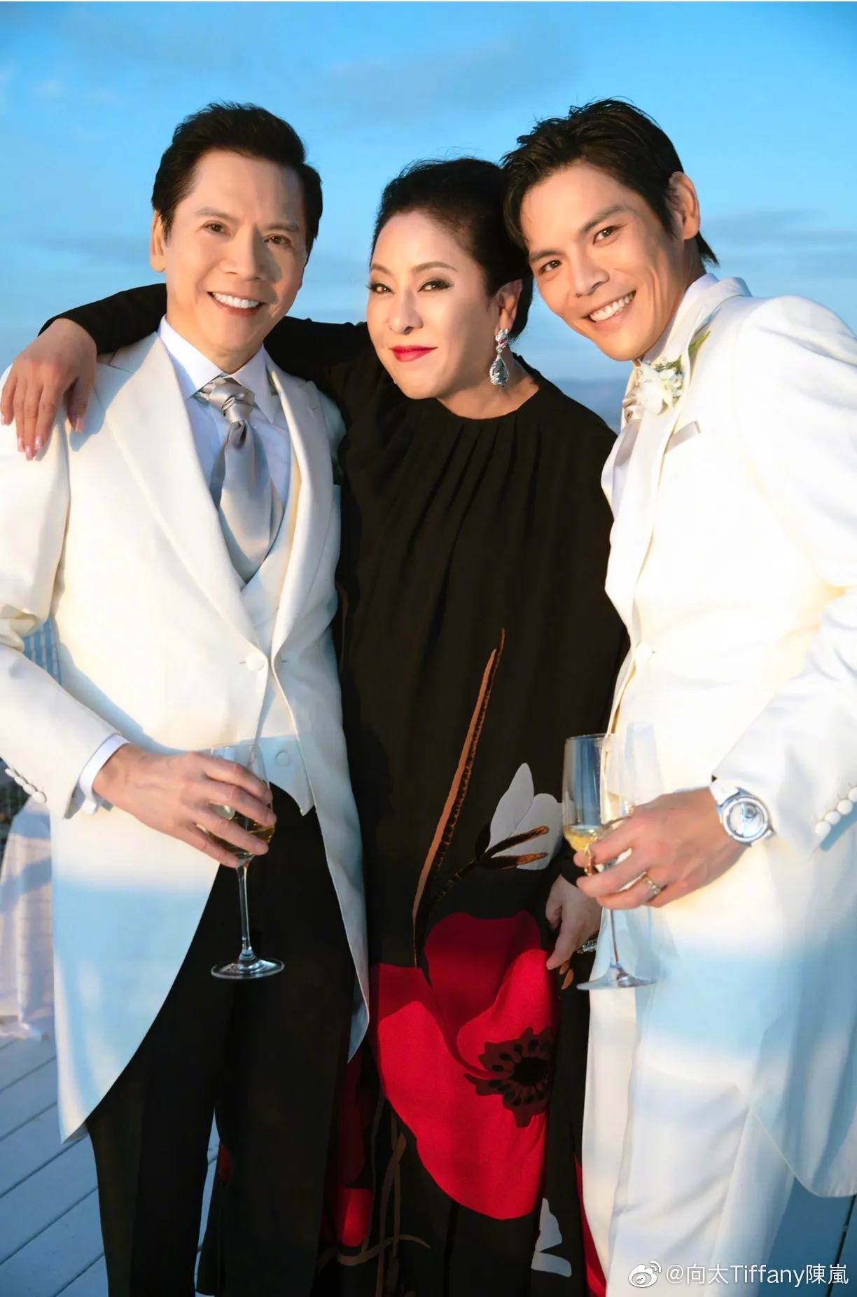 向华强(左起)和向太帮长子向佐在义大利盛大举行婚礼,次子向佑缺席。翻摄向太微博