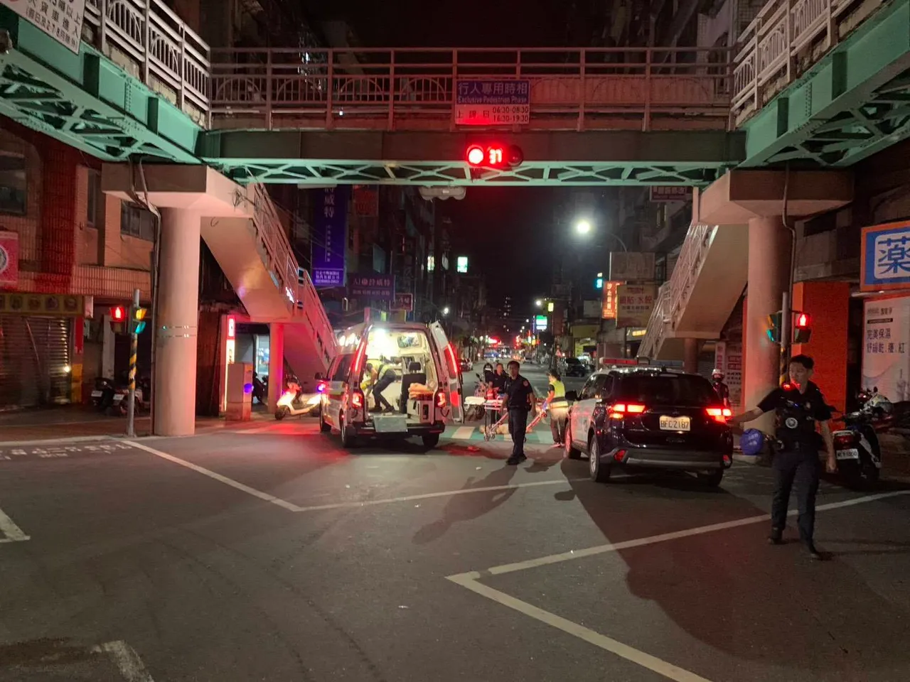 消防人員到場將老婦人送醫。翻攝畫面