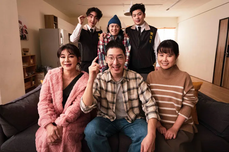 《拍射吧！廷方！》以荒謬且奇幻幽默的「拍AV換陽壽」故事核心出發，探討人生的不生面向。金魚企劃有限公司與一團和氣有限公司提供