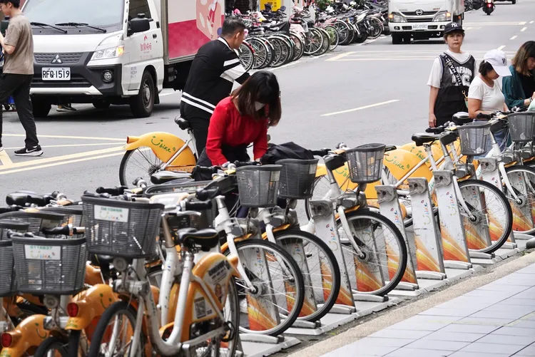 YouBike公司每日會安排專責人員，定期消毒車輛的把手、座墊、鈴噹等處。資料照片