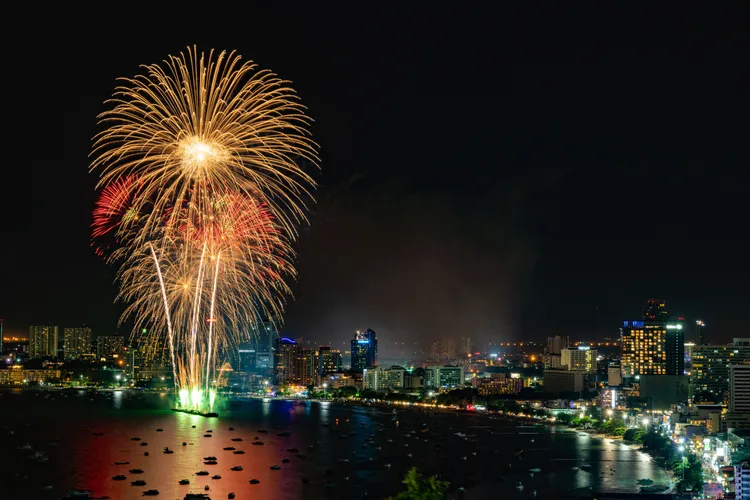 東南亞連假行程賣況已逾8成。圖為泰國芭達雅煙火，雄獅旅遊提供