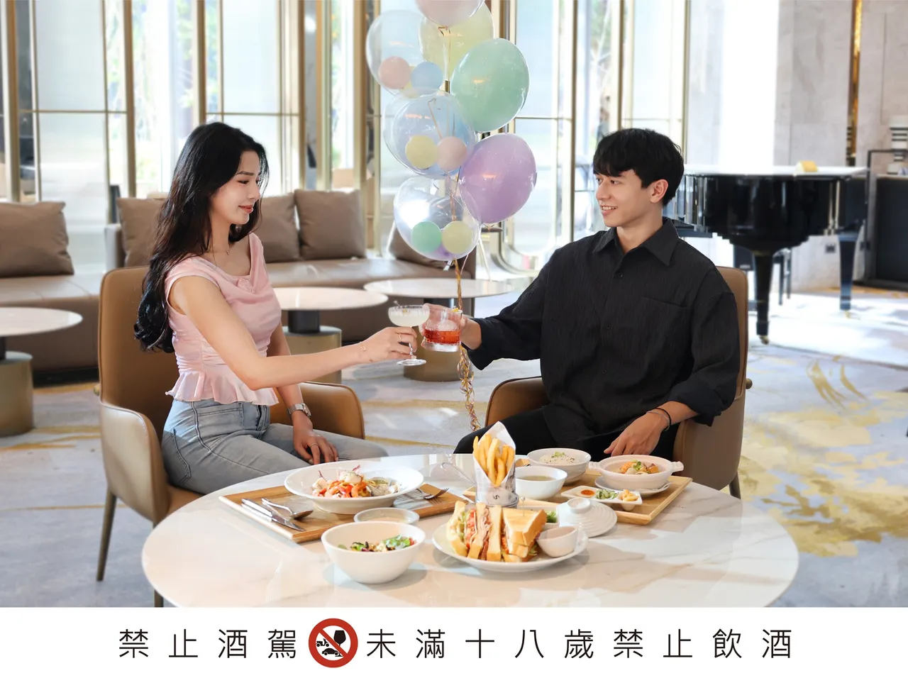 期间加价2222元即享升等豪华套房,以及大厅酒廊免费双人套餐。台北汉来大饭店提供