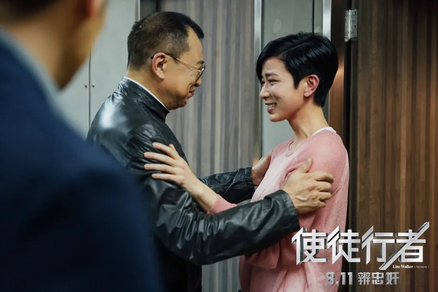 许绍雄(左)和佘诗曼在《使徒行者》演绎父女情。翻摄许绍雄微博