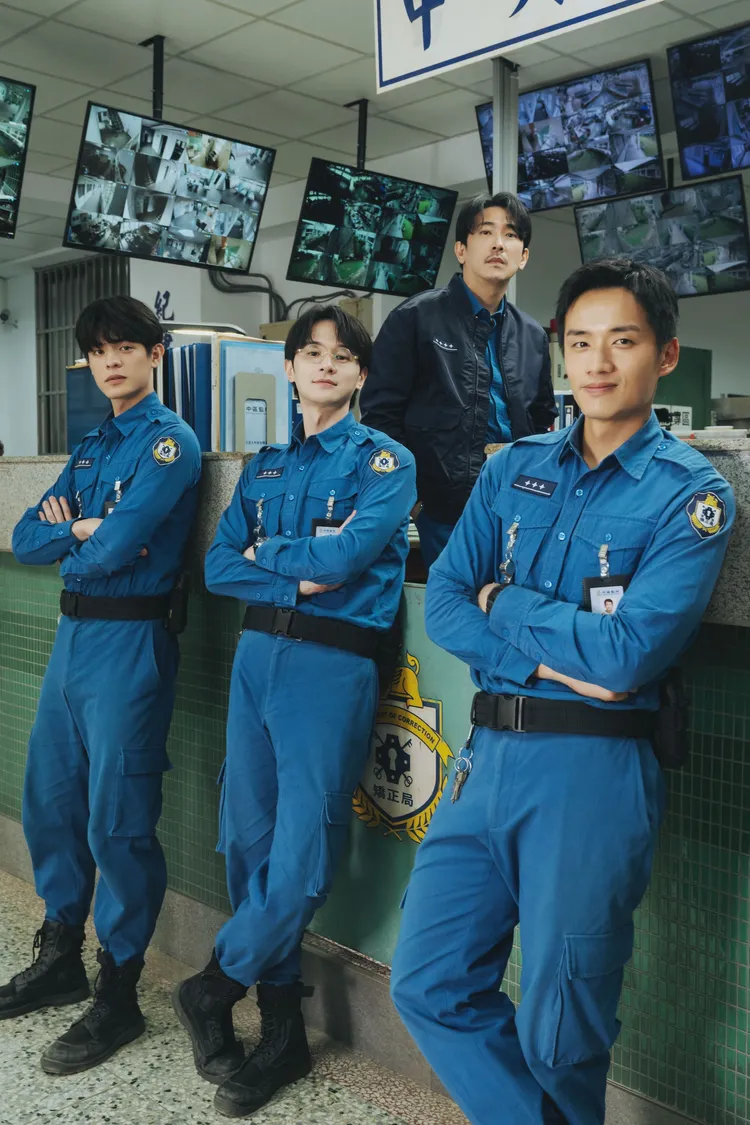 邱以太（左起）、張軒睿、陳澤耀以及施名帥（上排）在影集中飾演監所管理員。愛奇藝國際版、壹壹影業提供