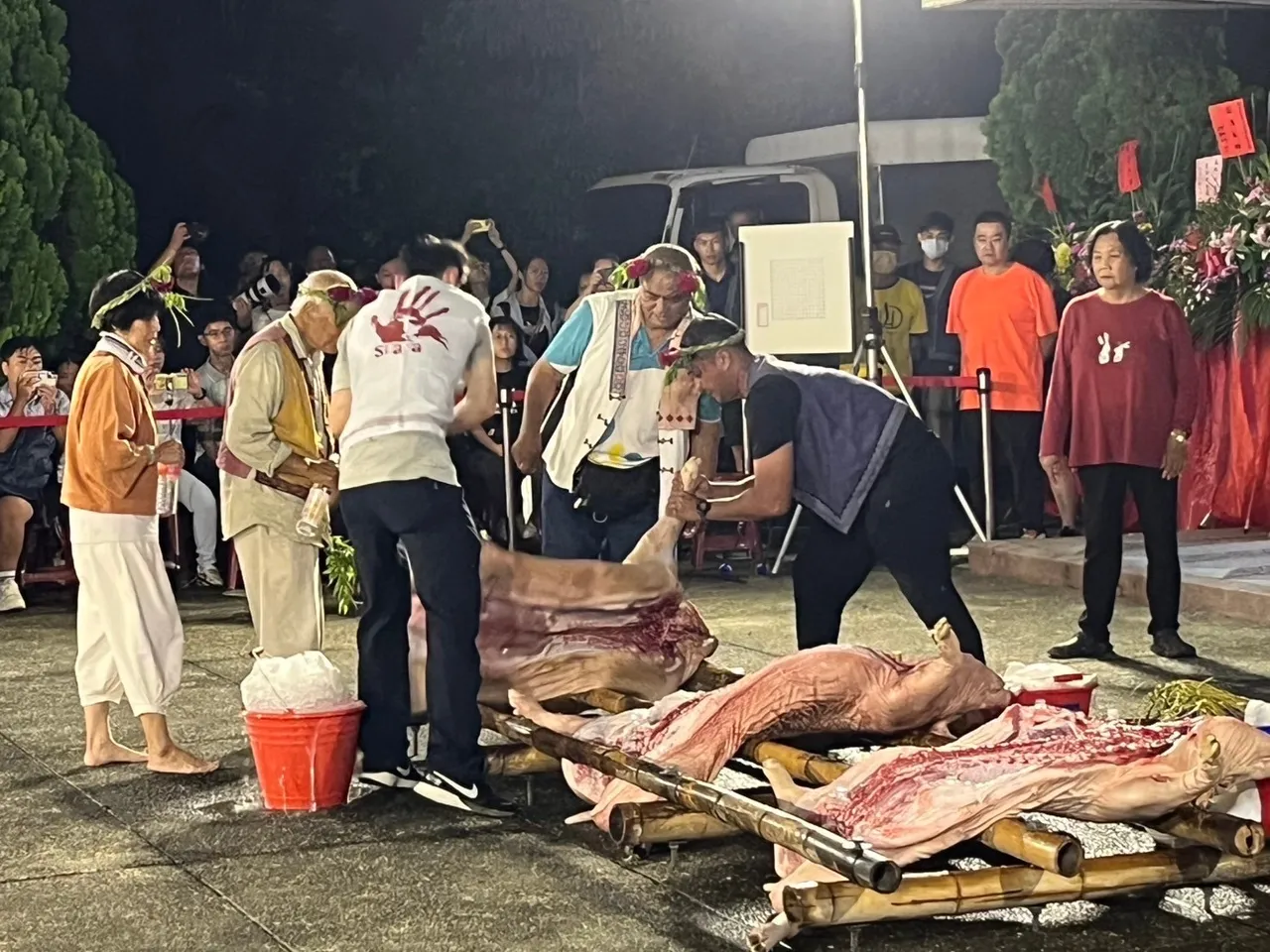 今年吉贝耍聚落夜祭翻猪仪式,罕见地要以糯米猪代替。资料照片