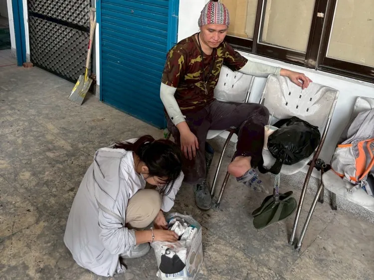 曾是急診護理師的信義房屋中都店劉嫻嫻以過往專業到光復災區為現場民眾進行緊急傷口護理。信義房屋提供