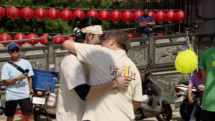 郭忠佑、胡瓜激吻。民視提供