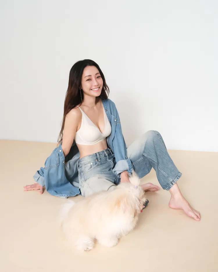 謝欣穎以一襲牛仔襯衫隨性披掛內搭Triumph Smooth Sensation勻體魔塑系列無鋼圈內衣與寬版丹寧褲。品牌提供