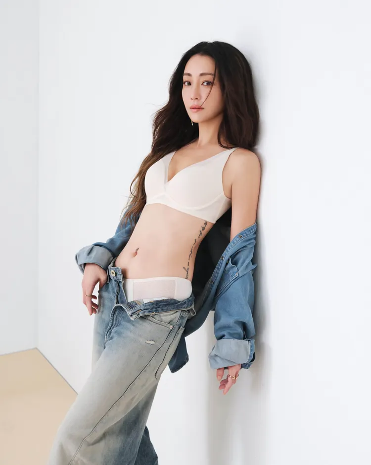 謝欣穎以一襲牛仔襯衫隨性披掛內搭Triumph Smooth Sensation勻體魔塑系列無鋼圈內衣與寬版丹寧褲。品牌提供