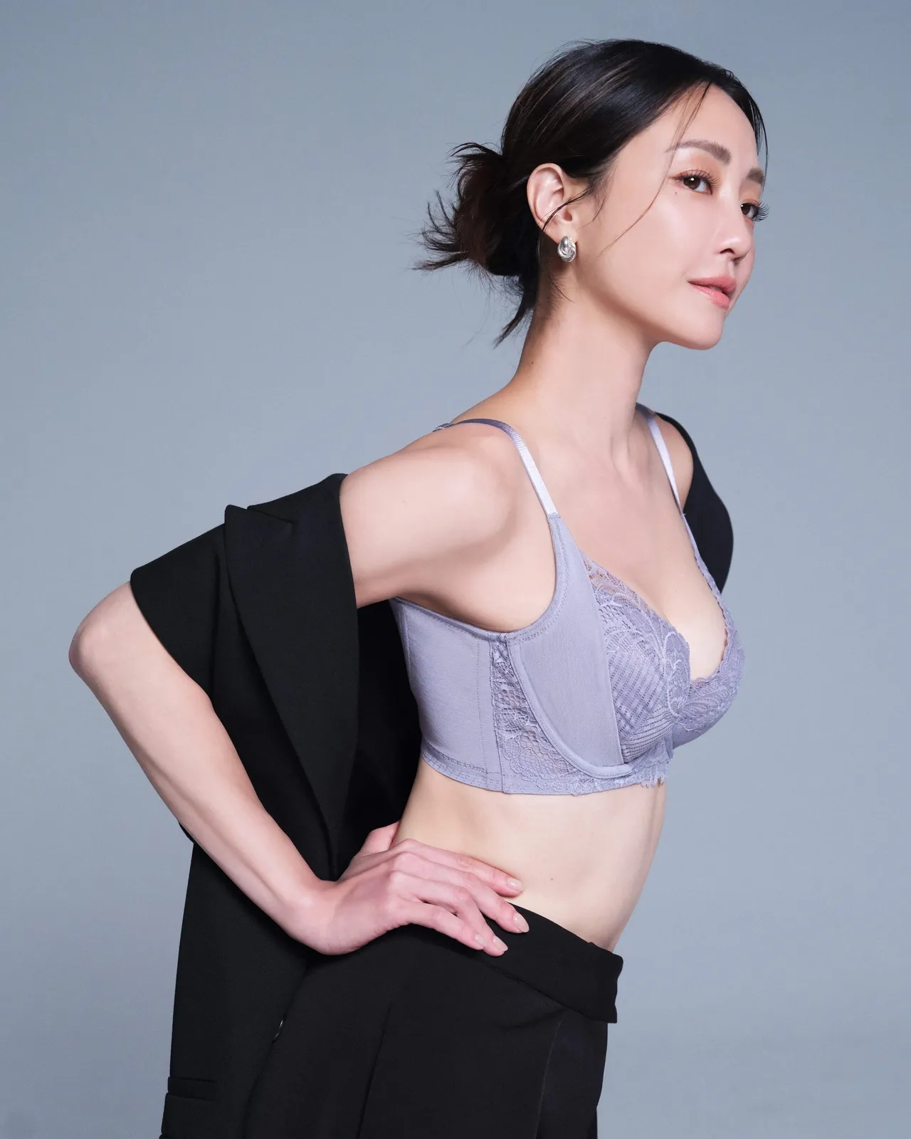 谢欣颖以俐落黑西装搭配Sculpt Heavenly唯我美型系列灰紫蕾丝内衣。品牌提供