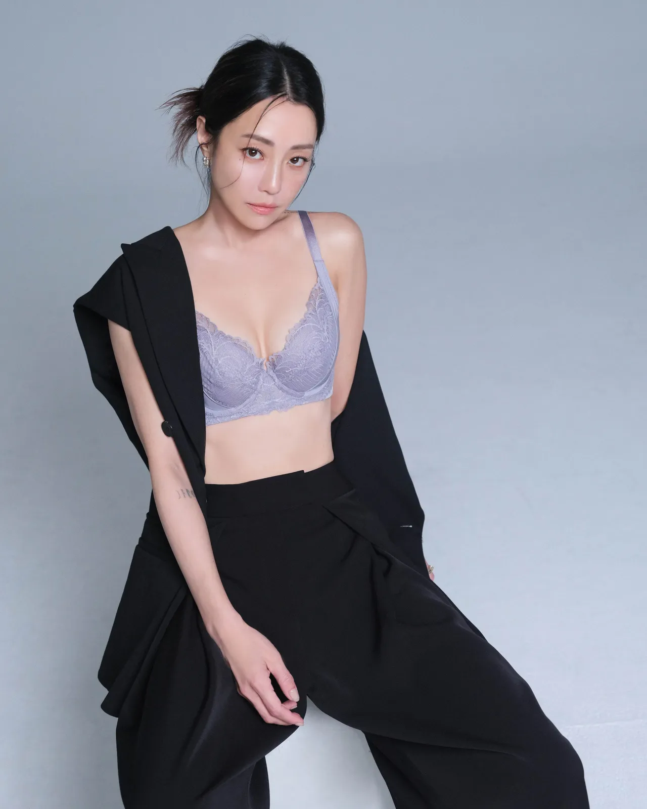 谢欣颖以俐落黑西装搭配Sculpt Heavenly唯我美型系列灰紫蕾丝内衣。品牌提供