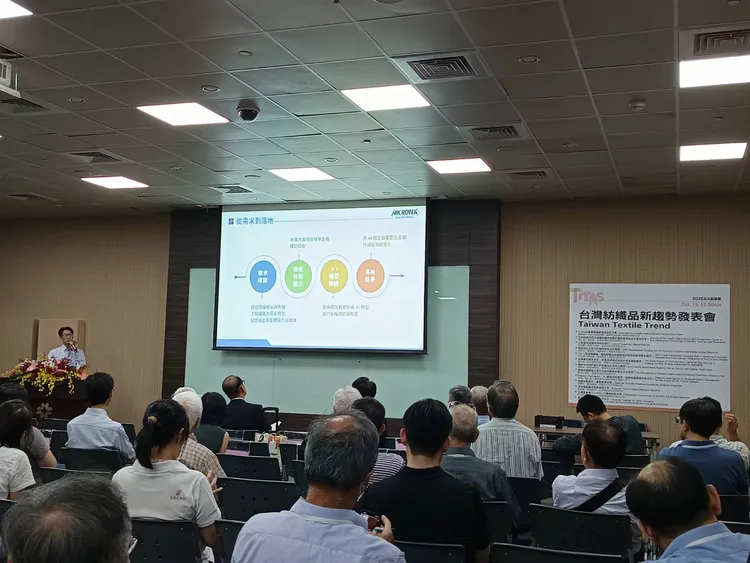 台灣區絲織、絲綢印染公會及產紡協會昨合辦第25屆「台灣紡織品新趨勢發表會」。許麗珍攝