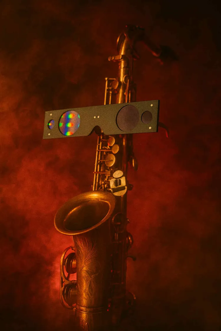 黃浩庭化名「SAX MACHINE」推出新專輯。夕陽音樂提供