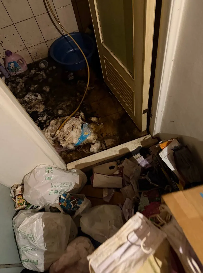 屋内垃圾多到令人寸步难行。翻摄林寅利脸书