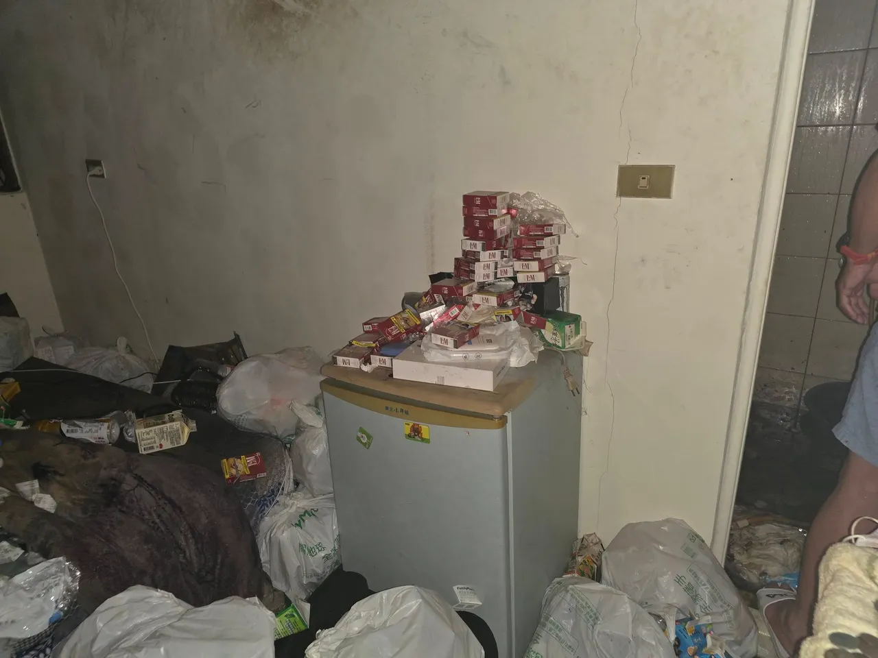 屋内除了垃圾、卫生纸,还有大量空烟盒。翻摄林寅利脸书