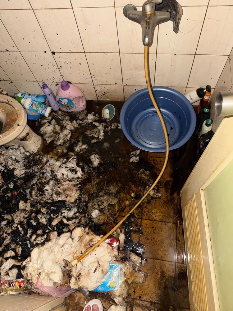 套房廁所滿是用過的衛生紙，燃燒後更令人作嘔。翻攝林寅利臉書