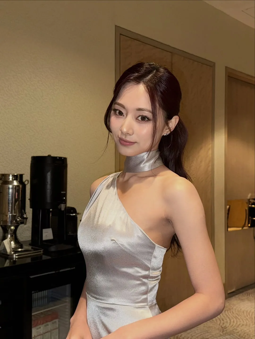 子瑜戴上CHAUMET Joséphine Ronde d'Aigrettes戒指及耳环。翻摄周子瑜IG