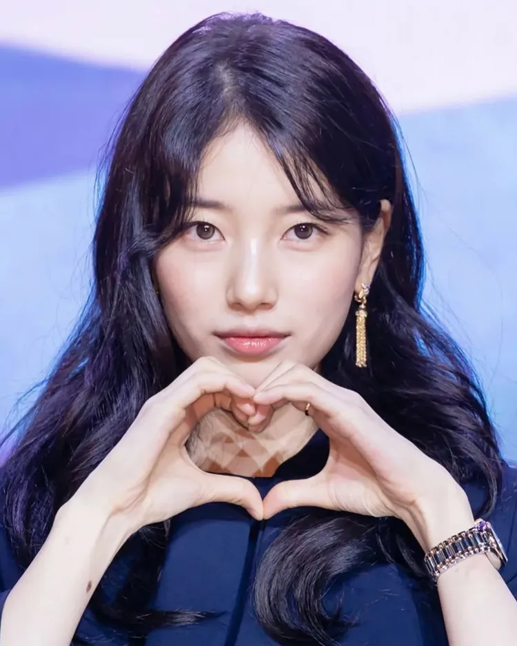 秀智配戴CHAUMET  Bee de Chaumet蜜蜂造型耳環及戒指出席活動。翻攝秀智IG