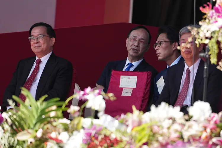 114年國慶大典，民眾黨主席黃國昌與國民黨主席朱立倫交頭接耳，表情較為嚴肅。彭欣偉攝