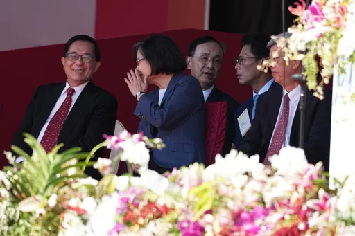 蔡英文、陈水扁咬耳朵画面曝光!朱立伦、黄国昌脸色严肃