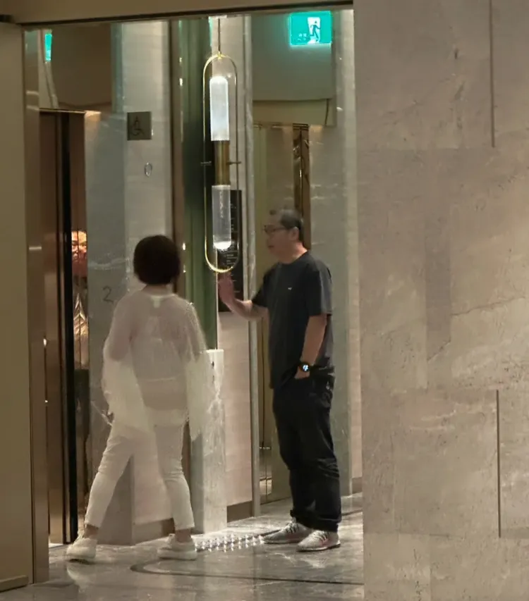 李景白飯後護送潘迎紫上樓休息。林丞偉攝