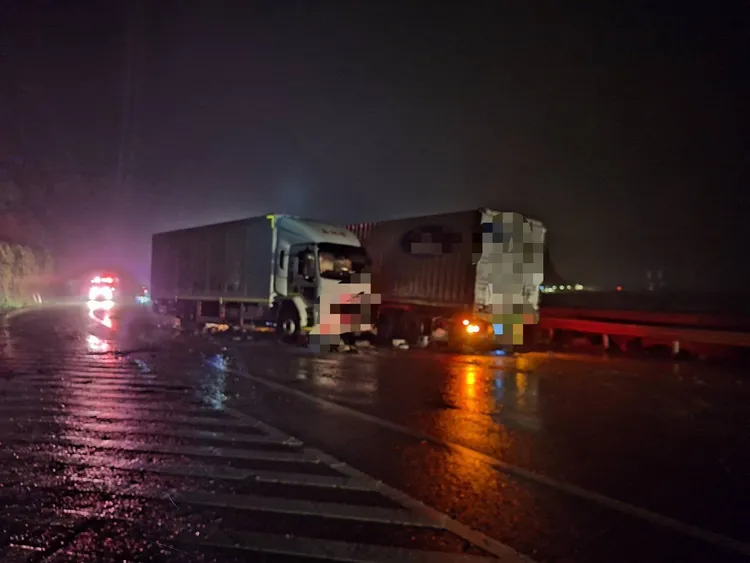 現場2部大車拋錨。翻攝畫面