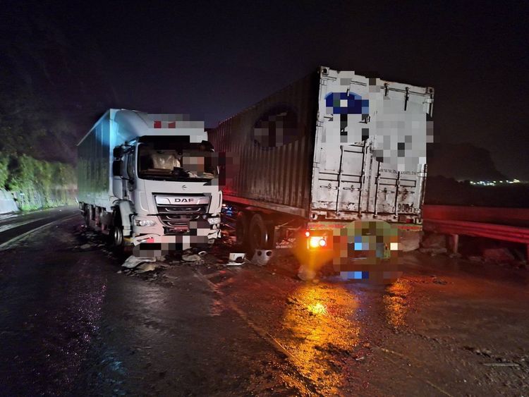 瑞芳台2線82.6K巨石砸落路面　2大車閃避不及衝撞1人傷