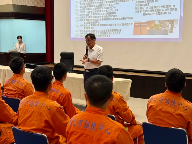 消防局局長陳崇岳親自授課。翻攝畫面