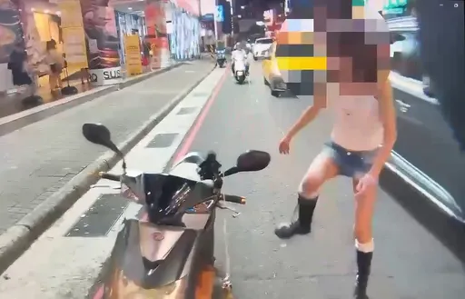 迷你短裙女骑士「逆向、没戴安全帽、闯红灯」 一脚踹倒机车