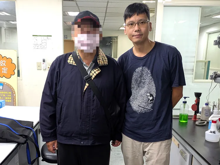 无名尸终于找到回家的路,家属向警方致谢。翻摄画面