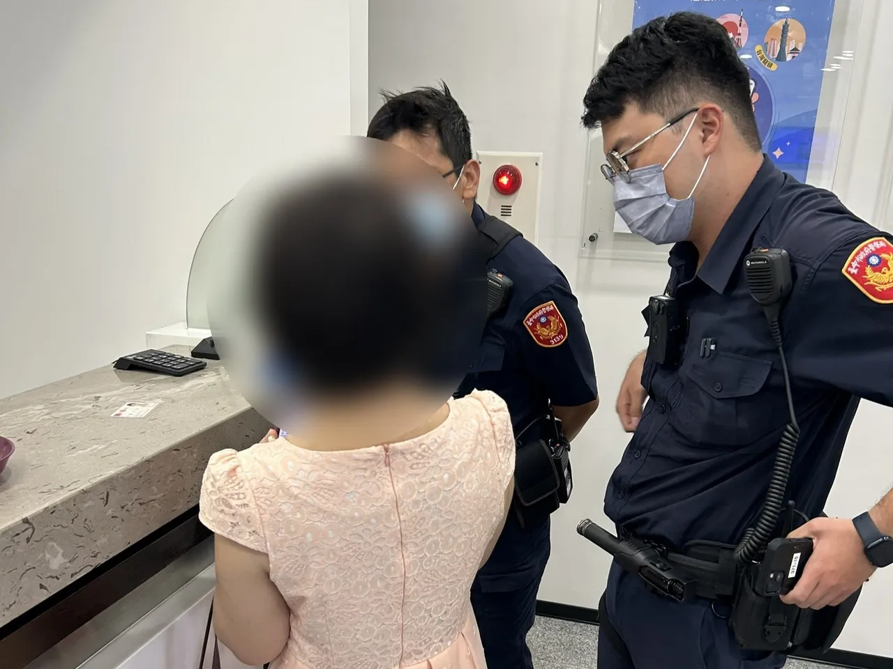 赖妇二度到银行要汇款,但仍遭劝阻。翻摄画面
