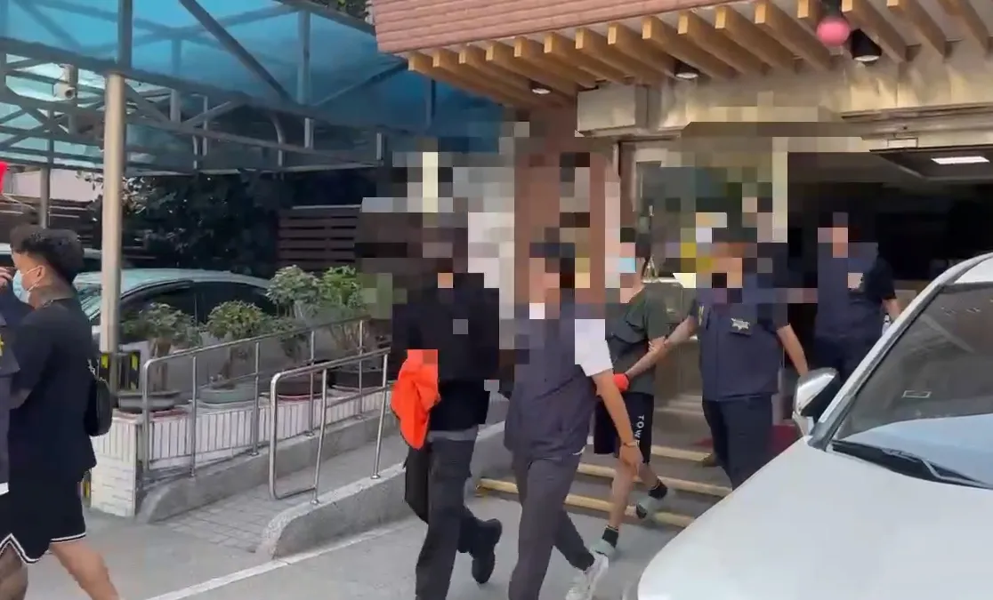 余男等人移送侦办。警方提供