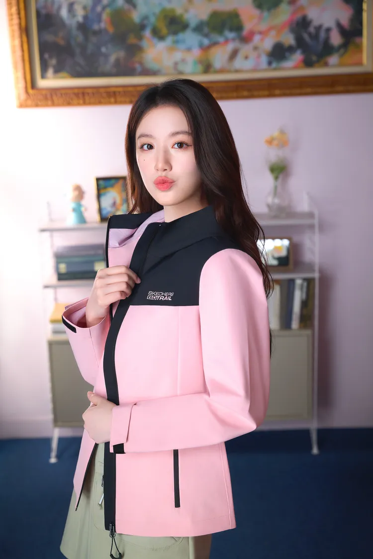 舒華還嘟起嘴來用俏皮模樣吸引粉絲入手同款單品。品牌提供