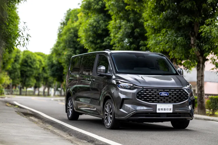 福特旅行家售價自141.8萬元起，入主再享高額0利率。業者提供