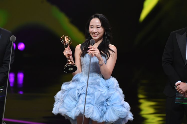 柯淑勤激動落淚　杜蕾奪新人獎喊話影后媽「櫃子清一清要放獎座」