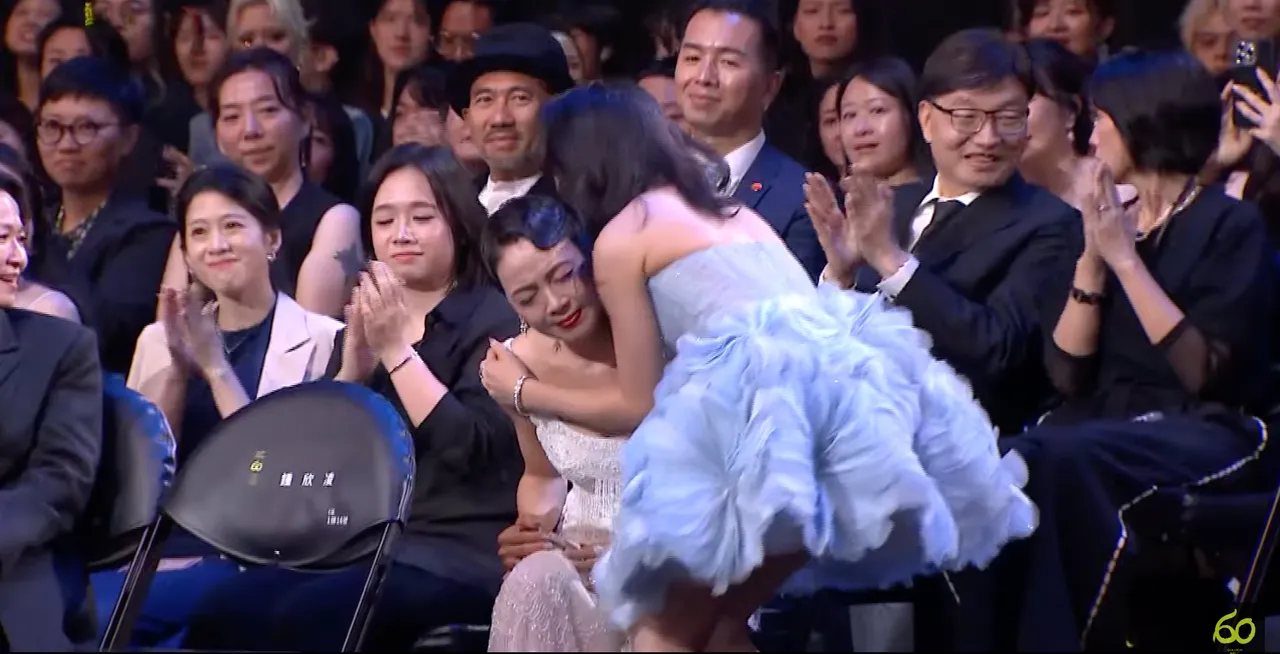 杜蕾得奖激动与妈妈柯淑勤拥抱。翻摄自三立YT