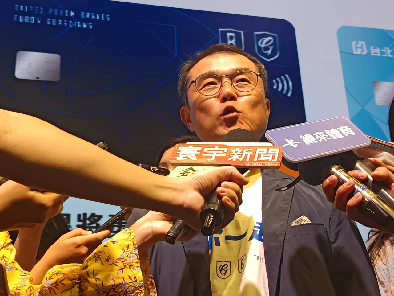 富邦银行今举办富邦悍将勇士联名卡上市记者会。北富银总经理郭倍廷表示,首年发卡目标为30万张,五年内目标突破100万张,明年拟推一张富邦集团卡。许丽珍摄