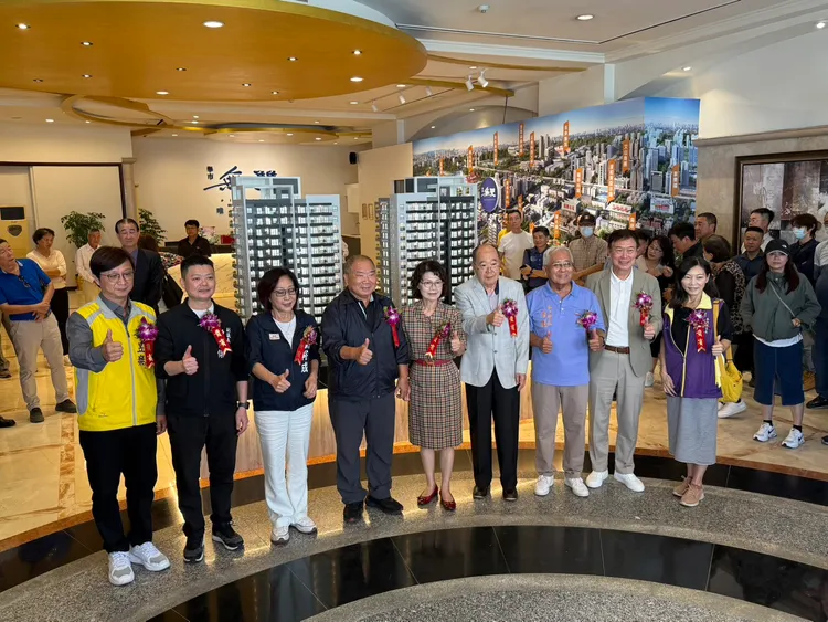 福鑫董事長王銘戡(右4)指出建案將取得3個建築標章。葉家銘攝