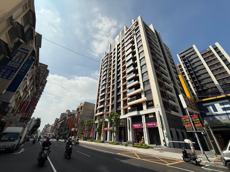 城揚建設「陽明第一廳」出現大賣，房價最高45萬元，賣校園景觀稀有性。葉家銘攝