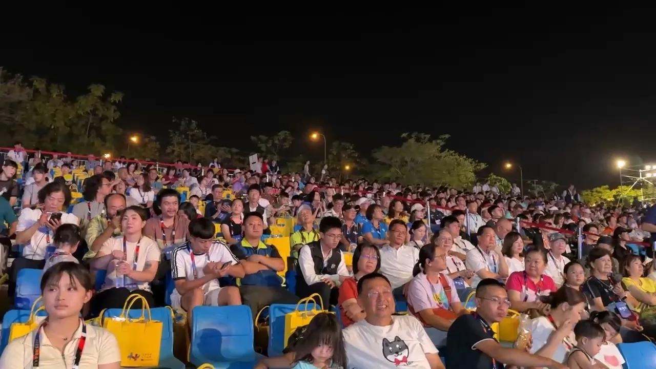 南投国庆焰火会场晚间7时30分已涌进22万人。县府提供