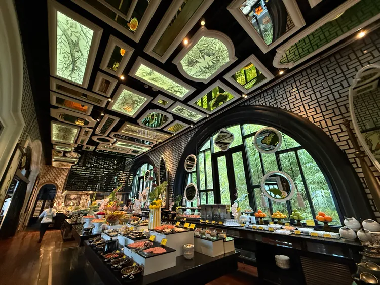 自助餐區天花板也特別妝點了越南本土鳥類的畫作。S.H.攝