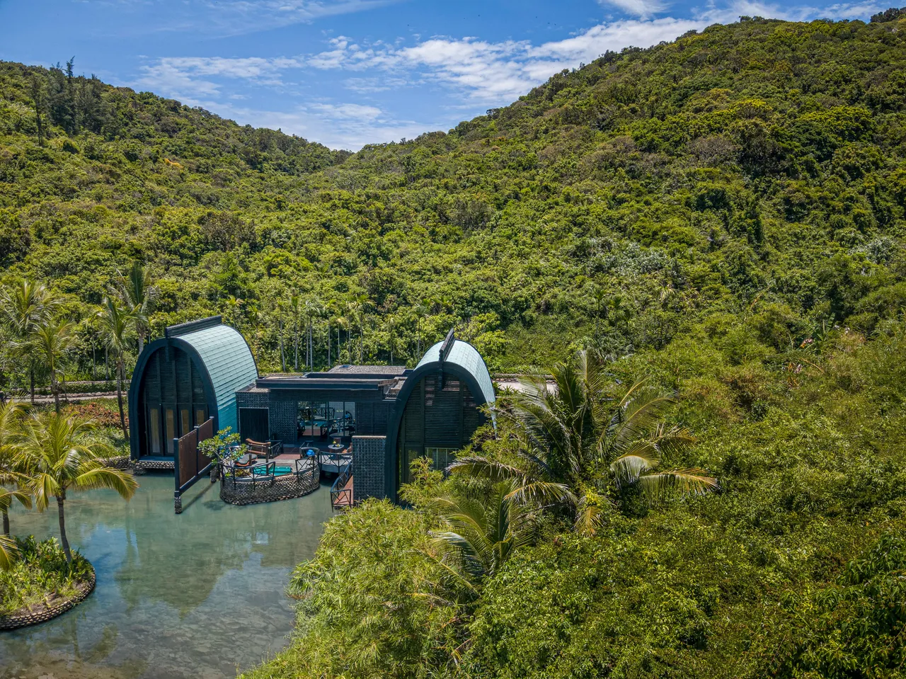 Spa空间以8座圆筒状的水上小屋错落于湖面之上。岘港洲际提供