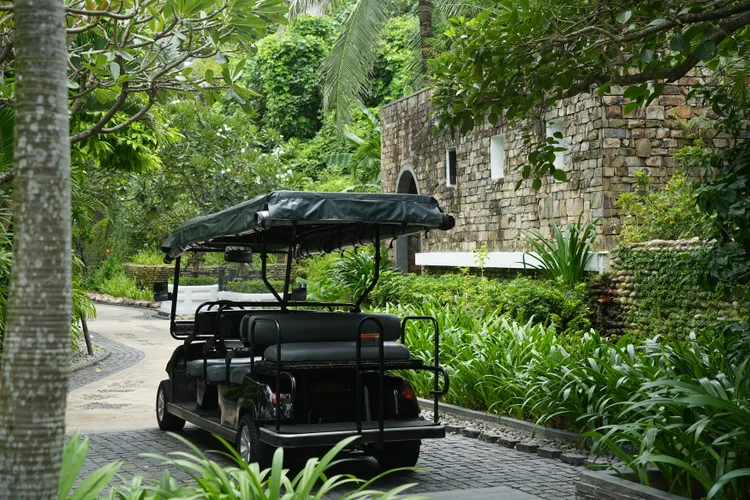 酒店內也提供接駁車供旅客在園區內移動使用。S.H.攝