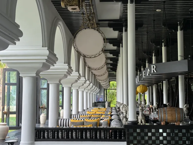 L_O_N_G Bar，以超過50米的延伸設計被譽為越南最長的海灘酒吧。S.H.攝